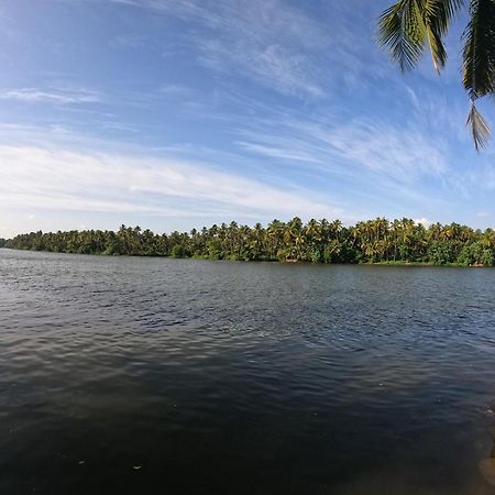 Ambili Riverfront Villa With Party Hall Irimbranallur Kültér fotó